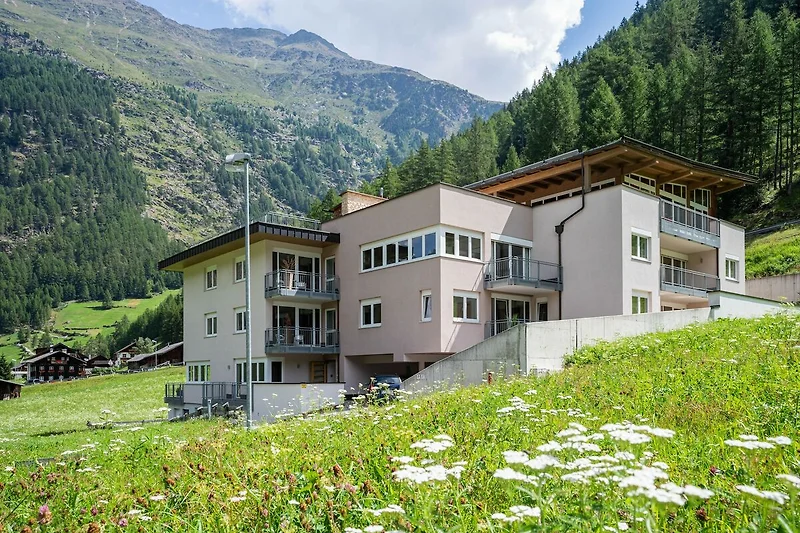 Außenseite Ferienhaus (Sommer)