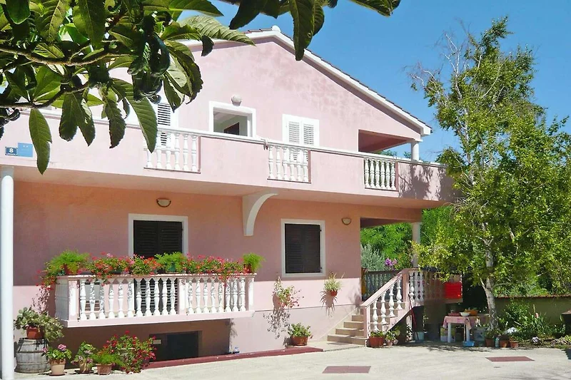 Außenseite Ferienhaus (Sommer)