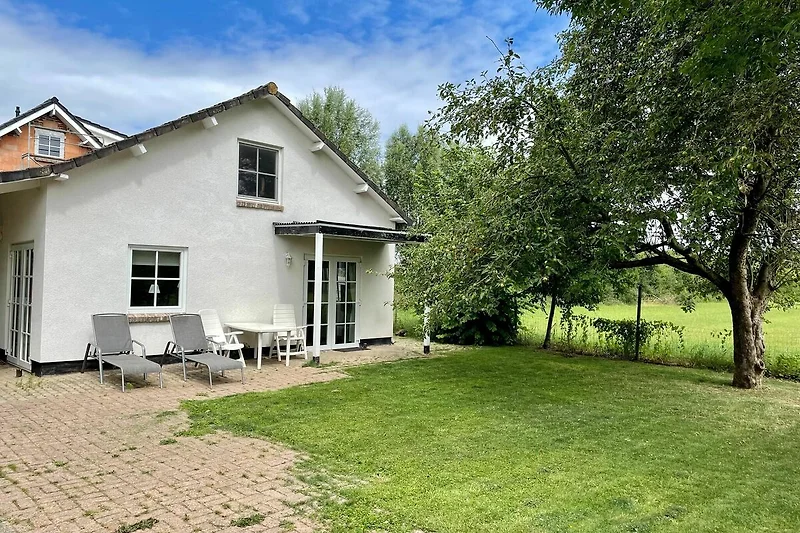 Außenseite Ferienhaus (Sommer)