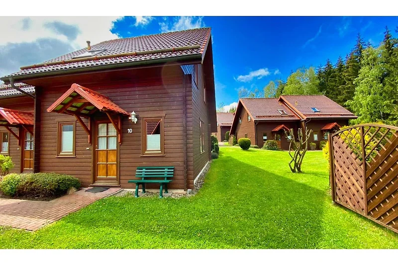 Widok na dom (lato)