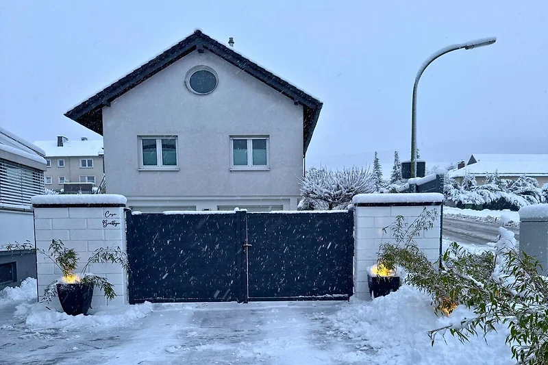 Außenseite Ferienhaus (Winter)