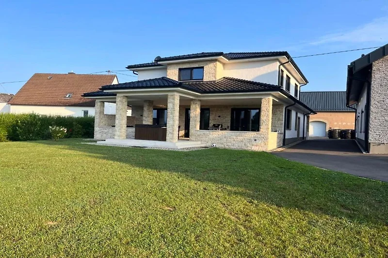 Außenseite Ferienhaus (Sommer)