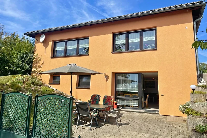Außenseite Ferienhaus (Sommer)