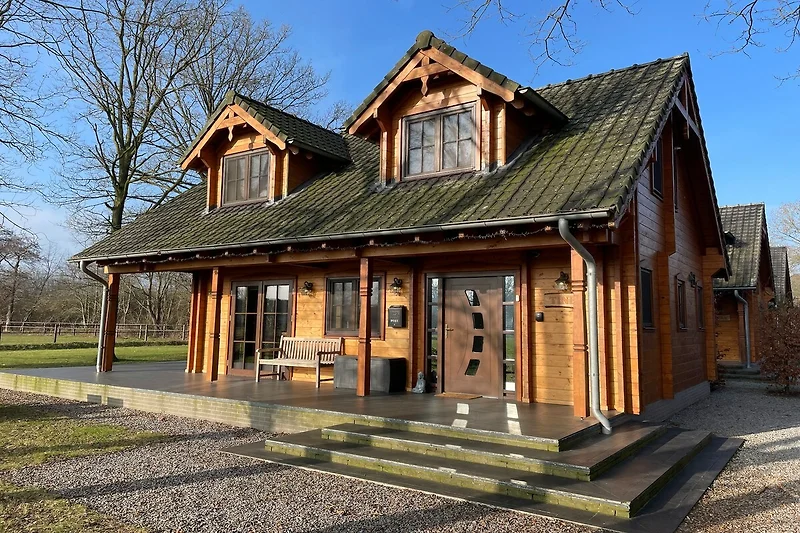 Außenseite Ferienhaus (Sommer)