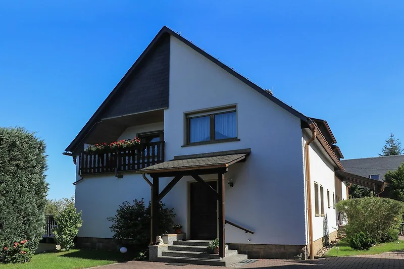 Außenseite Ferienhaus (Sommer)