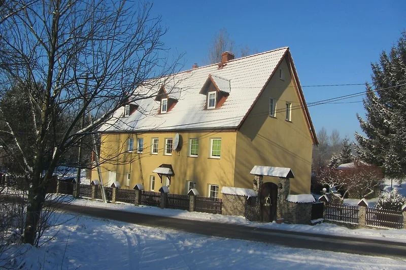 Widok na dom (zima)