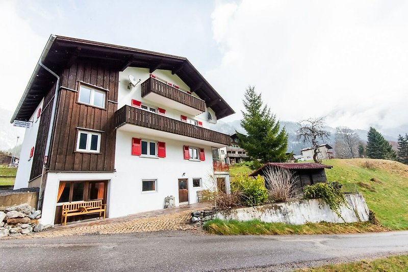 Außenseite Ferienhaus (Sommer)