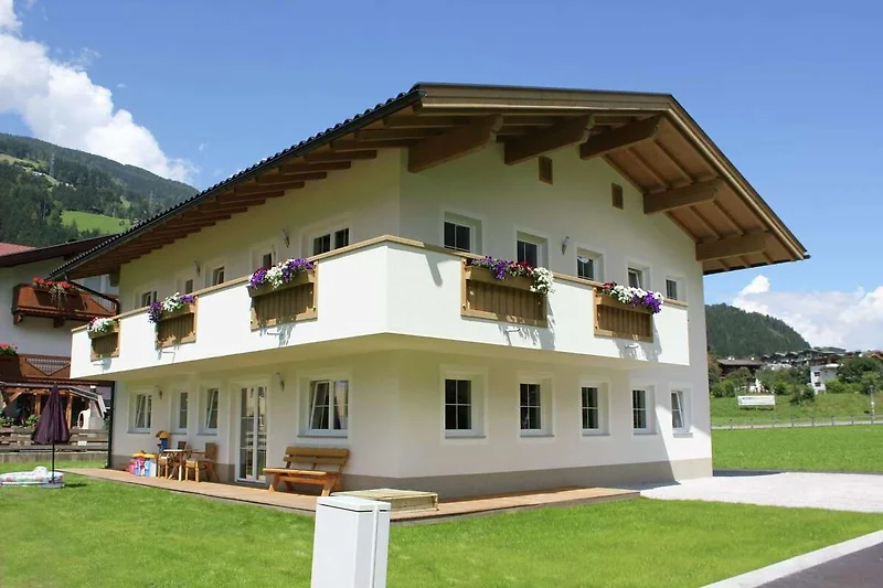 Außenseite Ferienhaus (Sommer)