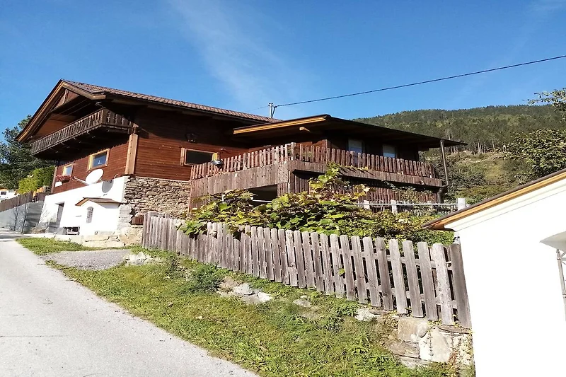 Außenseite Ferienhaus (Sommer)