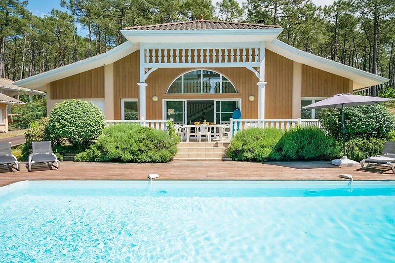 Außenseite Ferienhaus (Sommer)