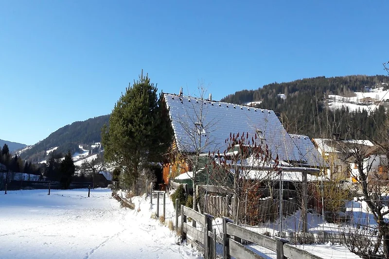 Außenseite Ferienhaus (Winter)