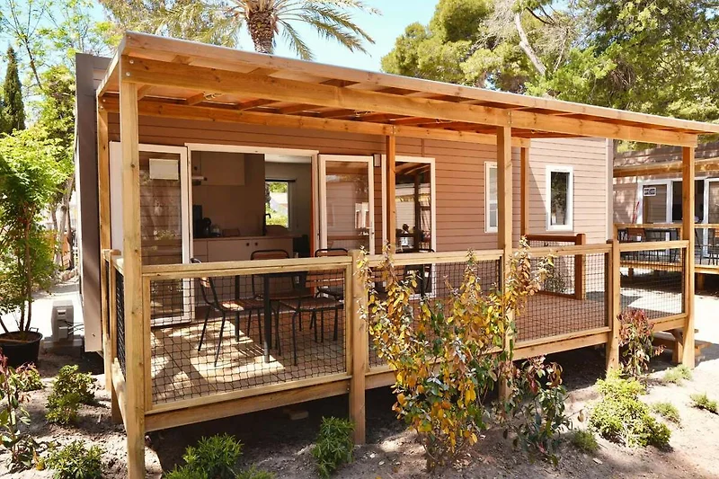 Außenseite Ferienhaus (Sommer)