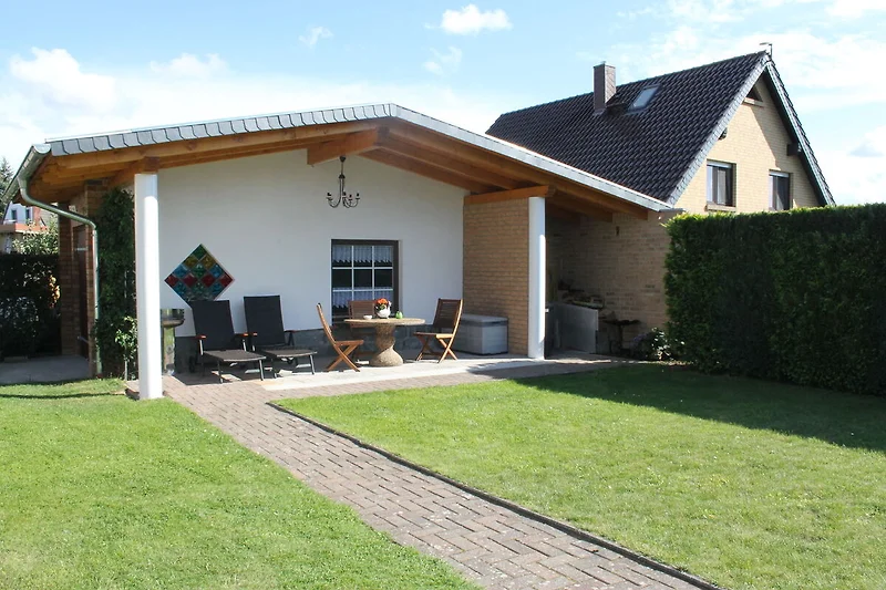Außenseite Ferienhaus (Sommer)