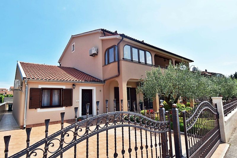 Außenseite Ferienhaus (Sommer)