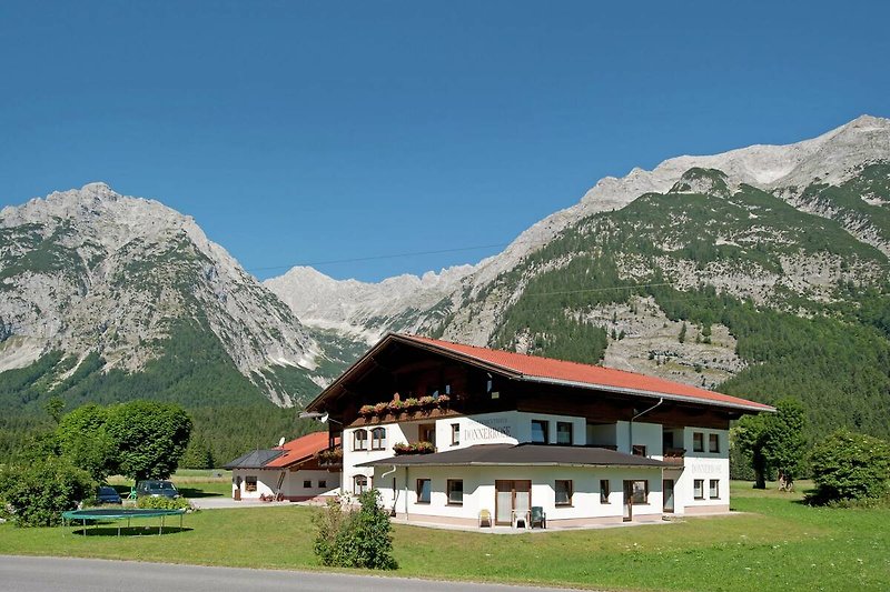 Außenseite Ferienhaus (Sommer)
