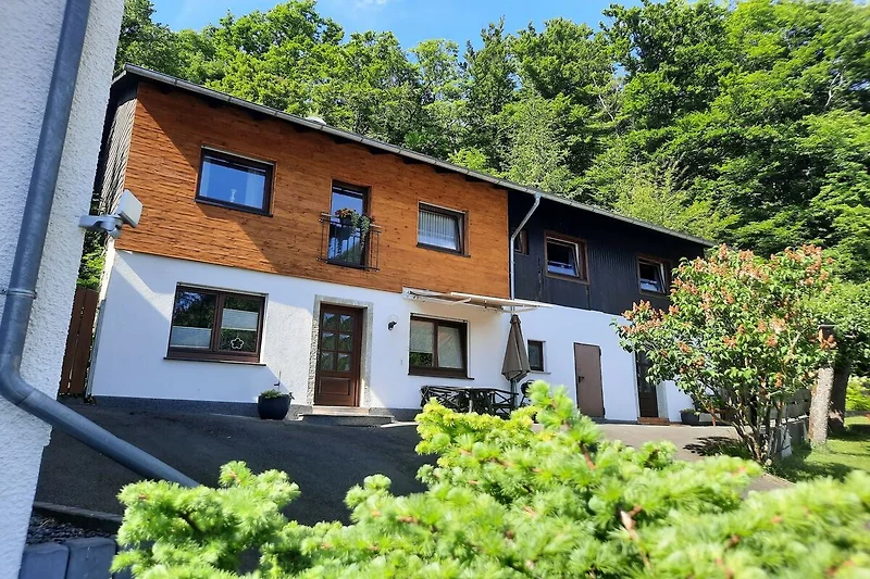 Außenseite Ferienhaus (Sommer)