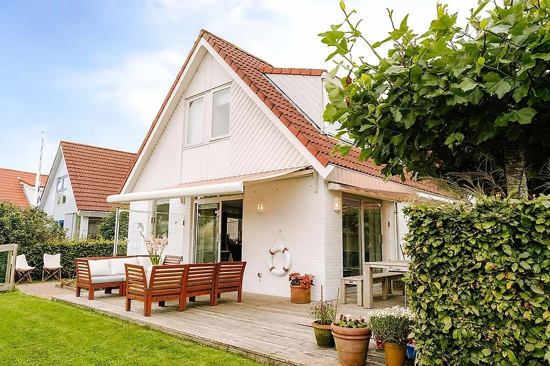 Außenseite Ferienhaus (Sommer)
