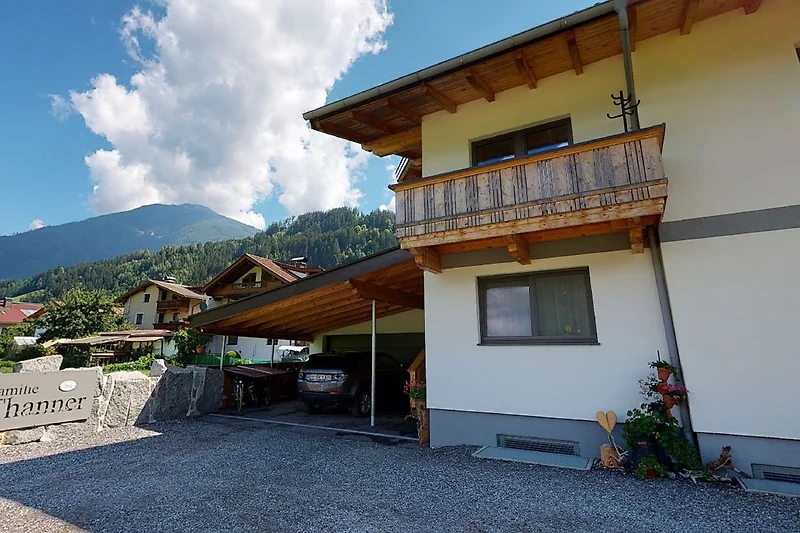 Außenseite Ferienhaus (Sommer)