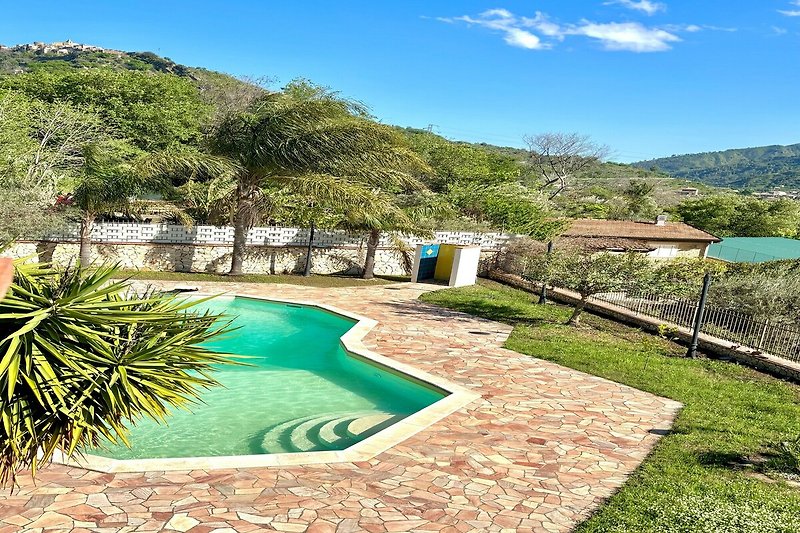 Piscina casa vacanze