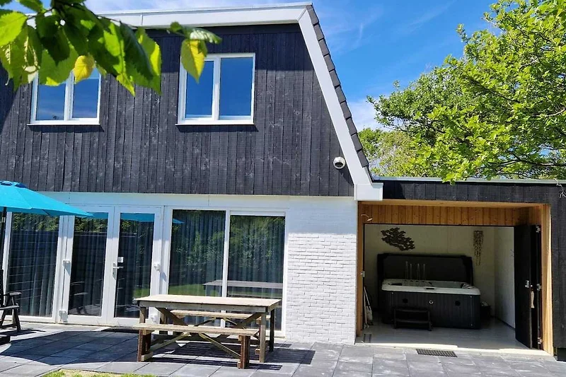 Außenseite Ferienhaus (Sommer)
