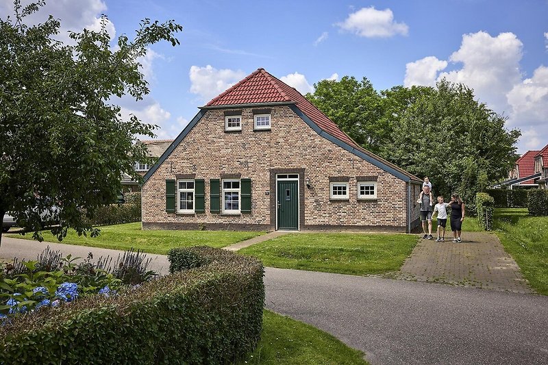 Außenseite Ferienhaus (Sommer)