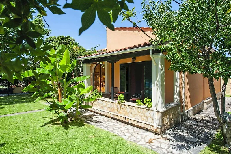 Außenseite Ferienhaus (Sommer)