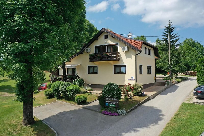 Außenseite Ferienhaus (Sommer)