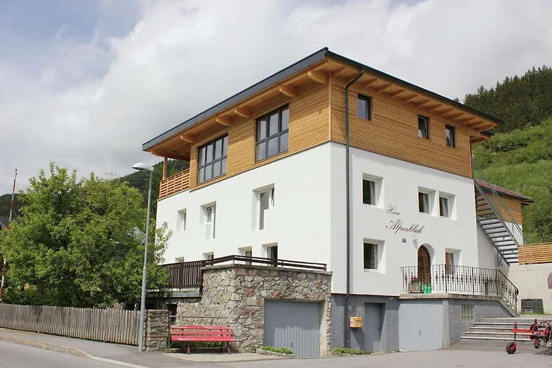 Außenseite Ferienhaus (Sommer)