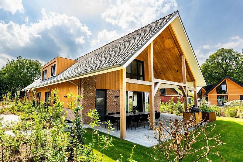 Außenseite Ferienhaus (Sommer)