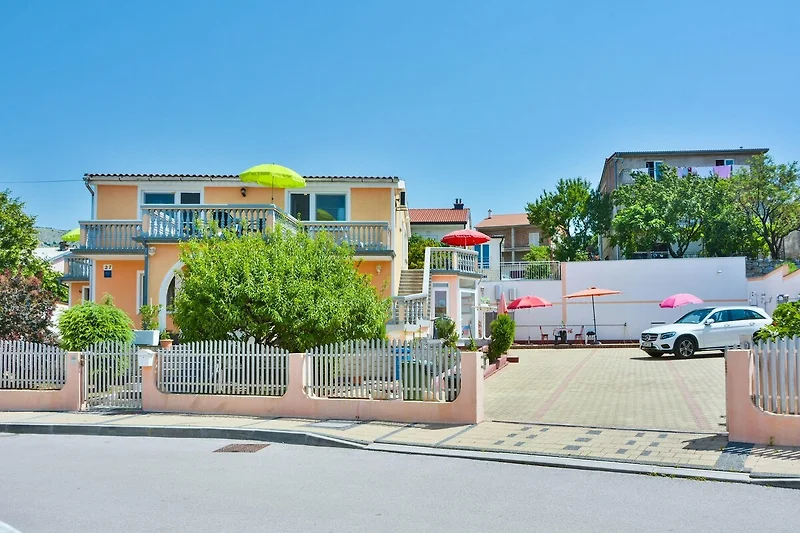 Außenseite Ferienhaus (Sommer)