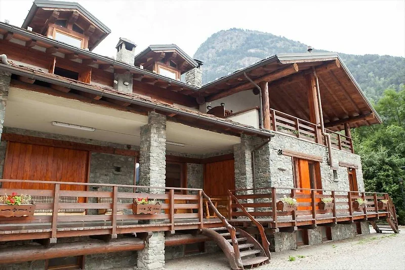 Außenseite Ferienhaus (Sommer)