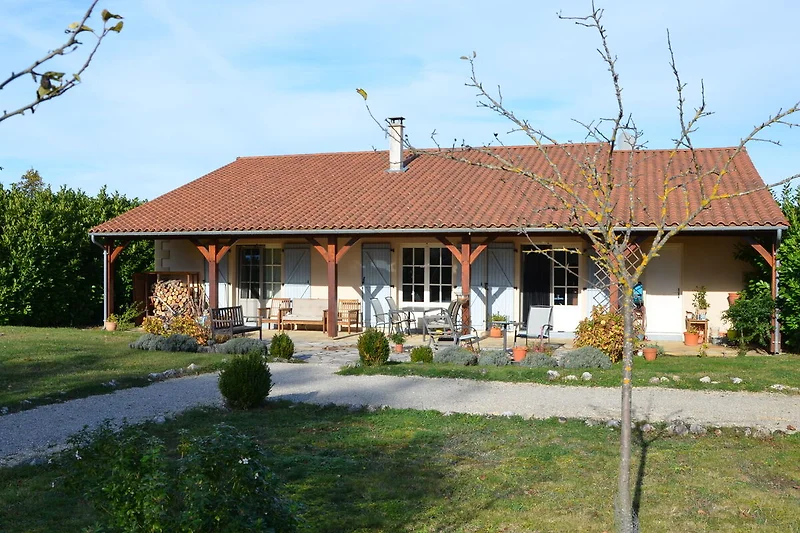 Außenseite Ferienhaus (Sommer)