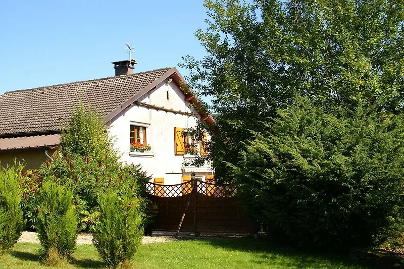 Widok na dom (lato)