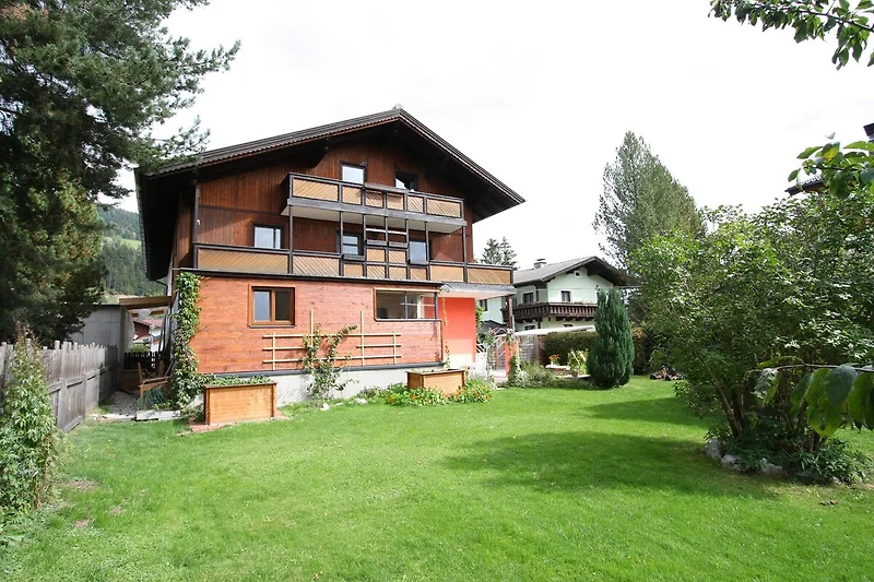 Außenseite Ferienhaus (Sommer)