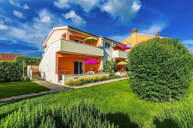 Außenseite Ferienhaus (Sommer)