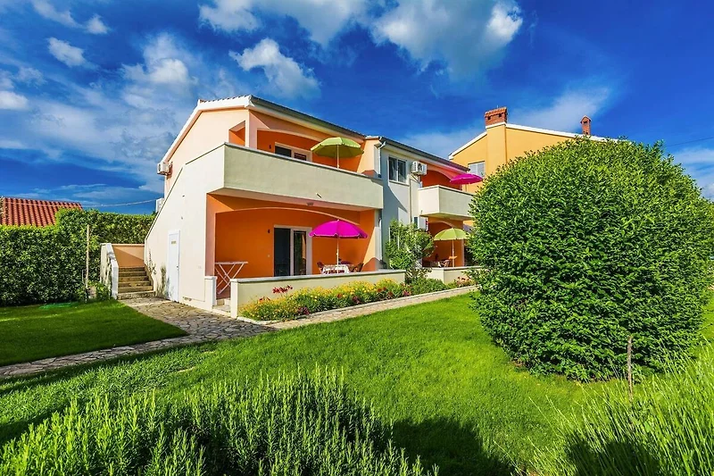 Außenseite Ferienhaus (Sommer)