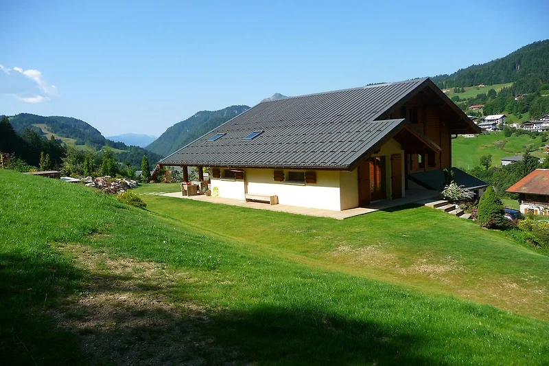 Außenseite Ferienhaus (Sommer)