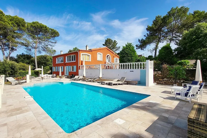 Außenseite Ferienhaus (Sommer)