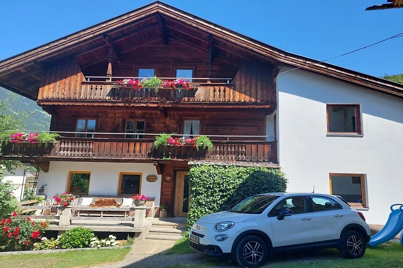Außenseite Ferienhaus (Sommer)