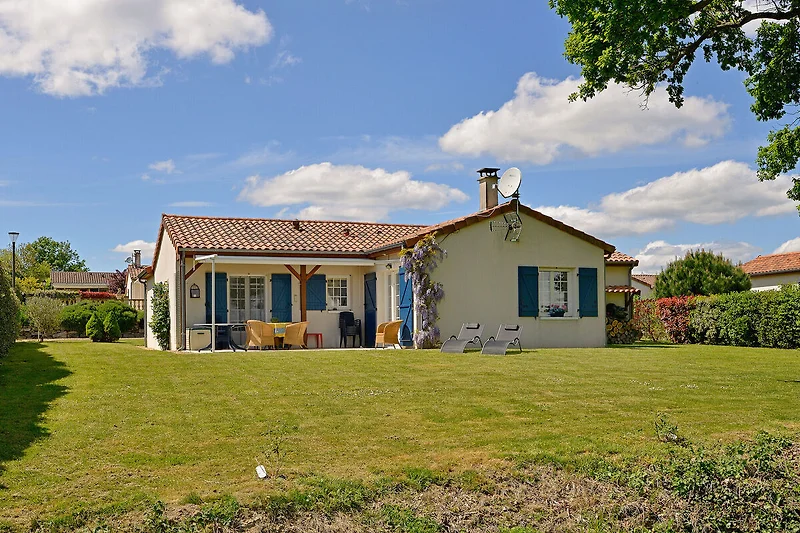 Außenseite Ferienhaus (Sommer)