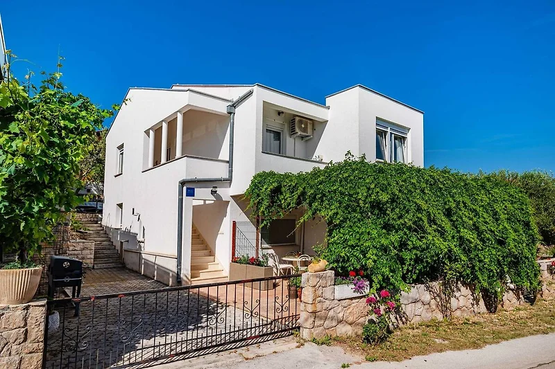 Außenseite Ferienhaus (Sommer)