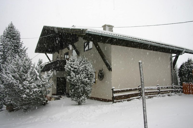 Außenseite Ferienhaus (Winter)