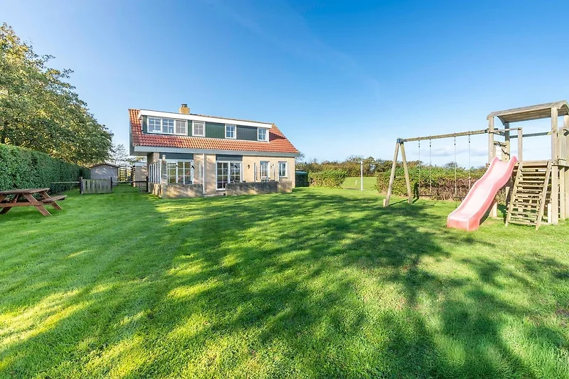 Außenseite Ferienhaus (Sommer)