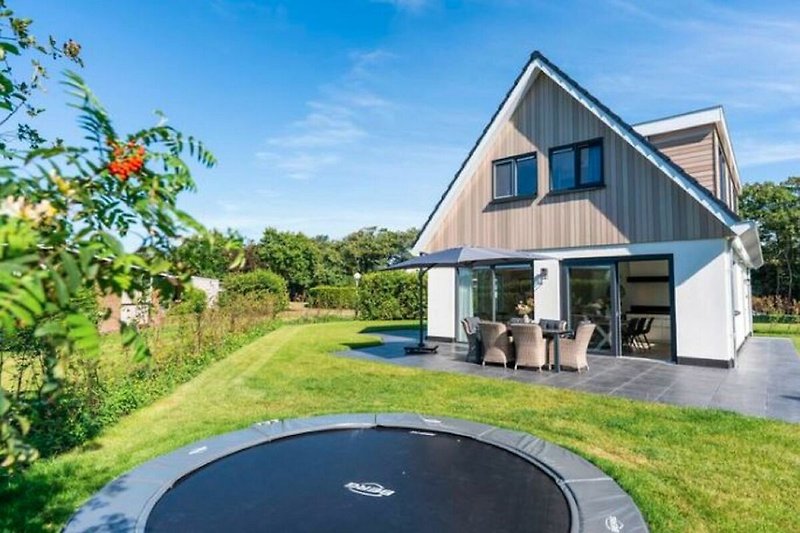 Außenseite Ferienhaus (Sommer)