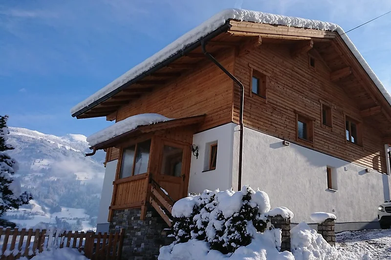 Außenseite Ferienhaus (Winter)