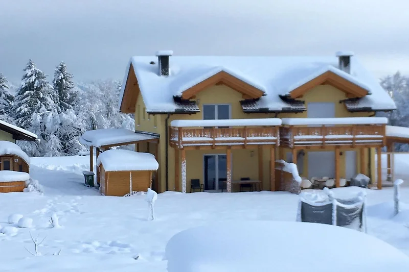 Außenseite Ferienhaus (Winter)