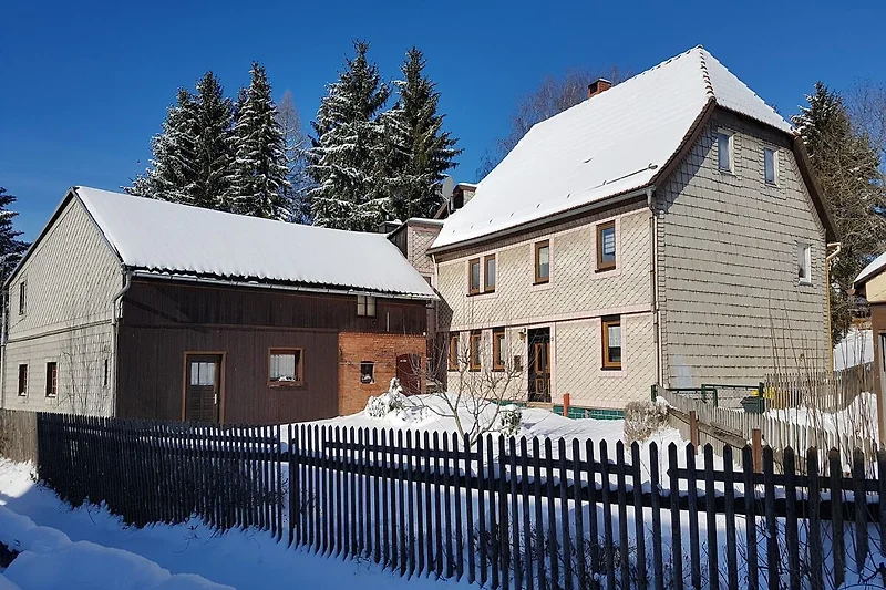 Außenseite Ferienhaus (Winter)