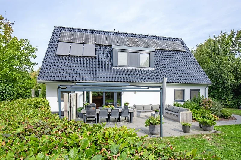 Außenseite Ferienhaus (Sommer)