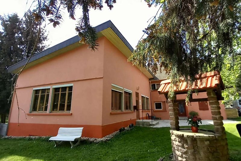 Außenseite Ferienhaus (Sommer)