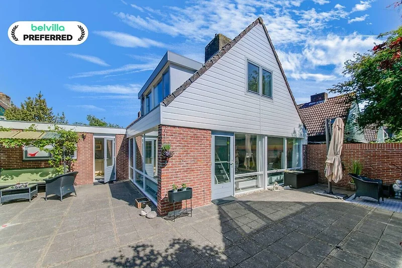 Außenseite Ferienhaus (Sommer)